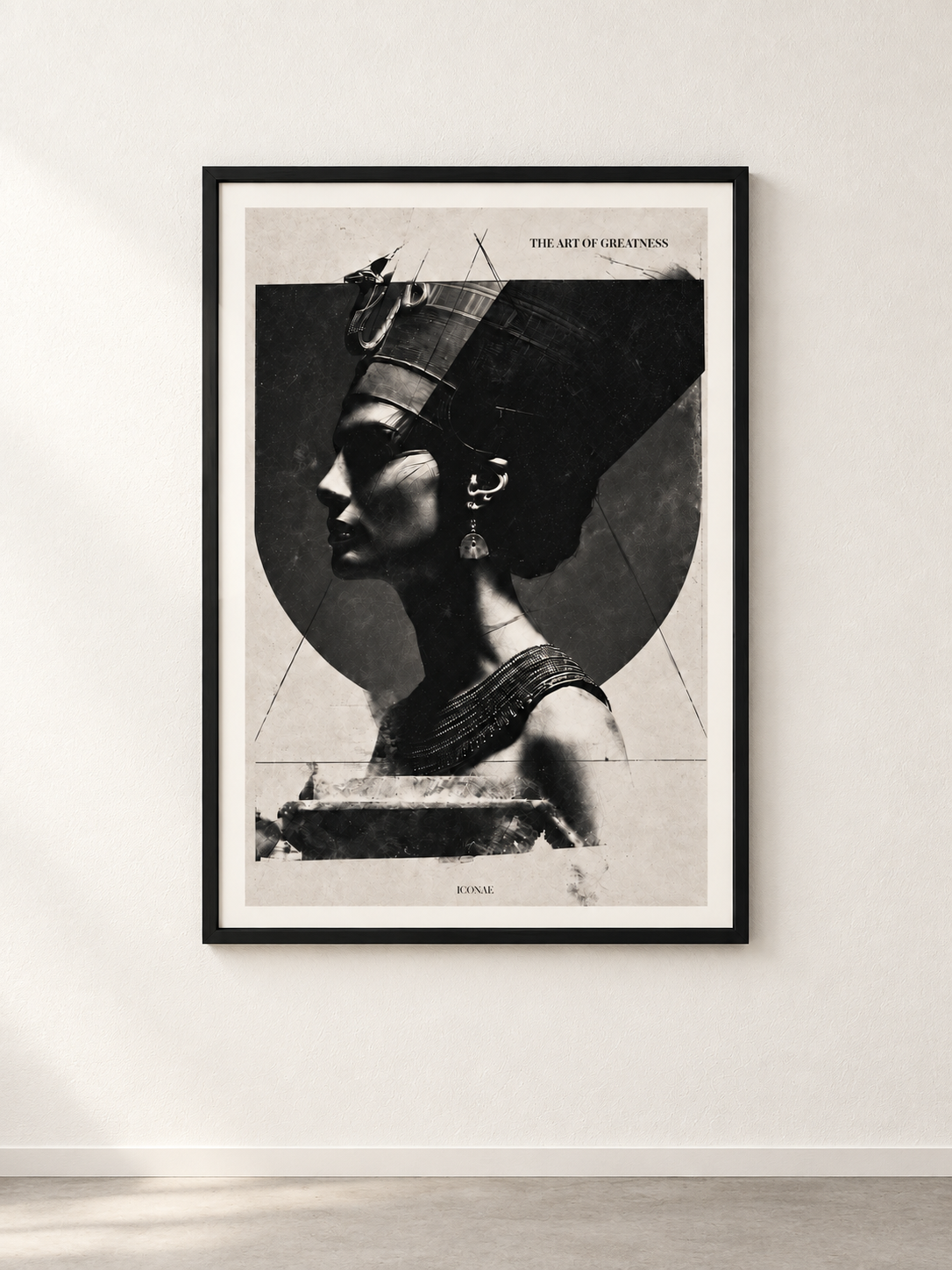 Cleopatra — cadre noir sur mur nu