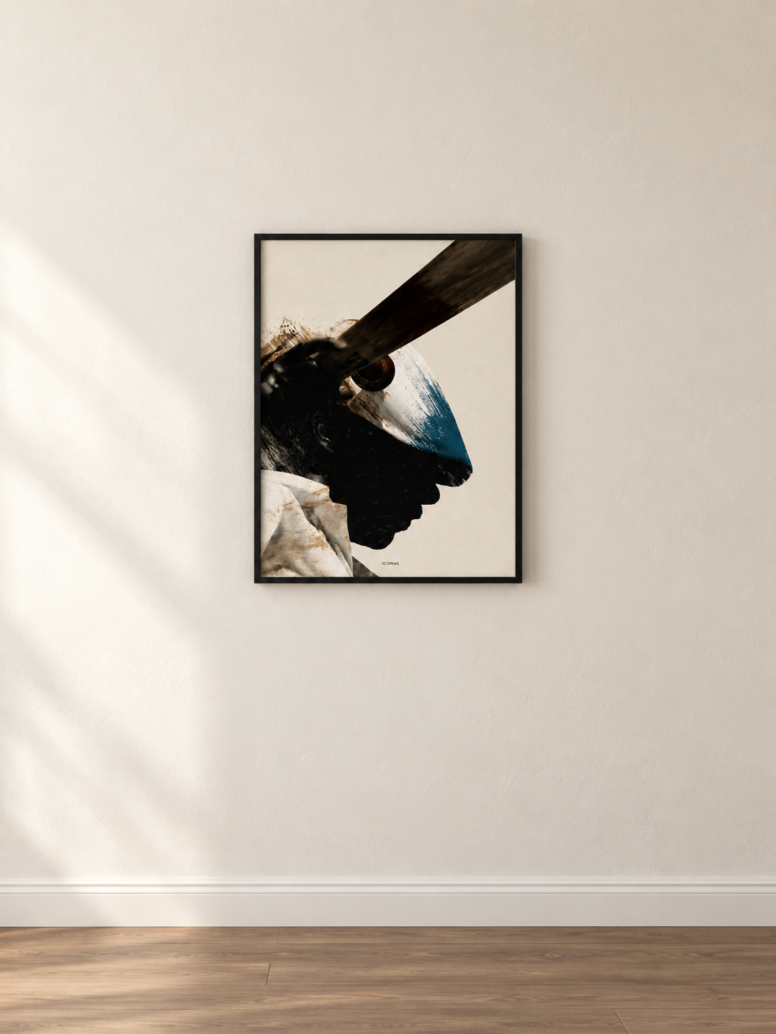 Première base — cadre noir sur mur nu, mise en scène